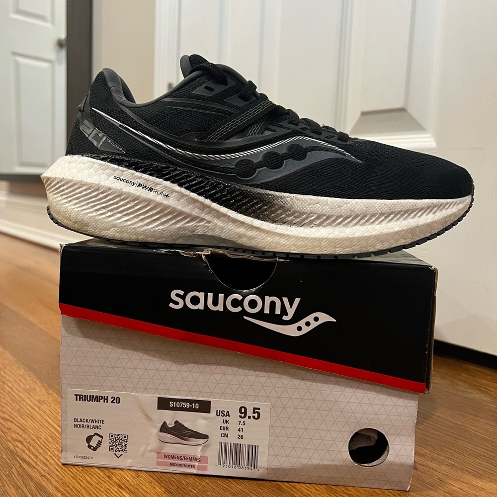 Women Saucony “Triumph 20” running shoes
